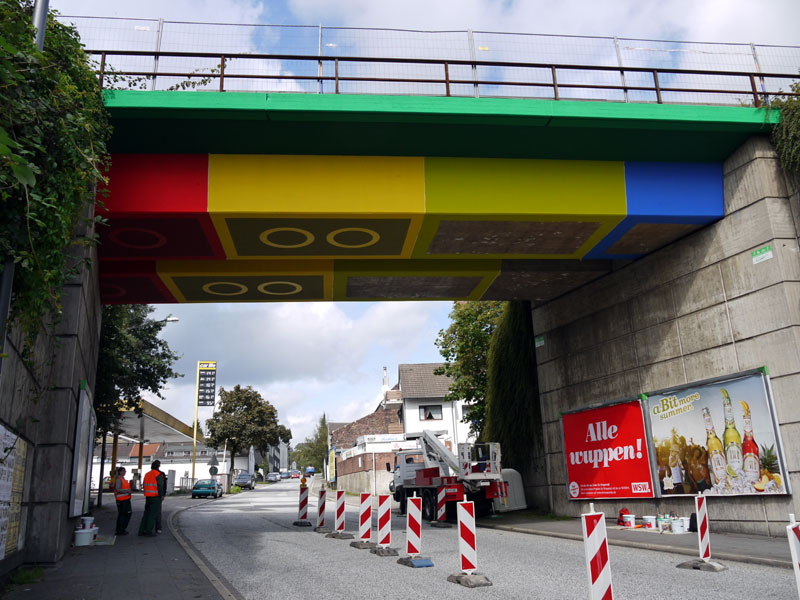 Illustration for article titled This Giant LEGO Bridge Looks Photoshopped (But It's Not)